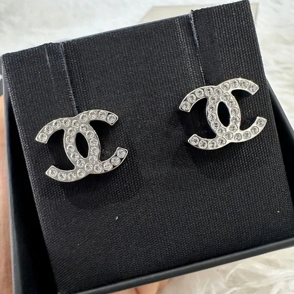 CHANEL Silver Crystal CC stud earrings - Picture 3 of 6